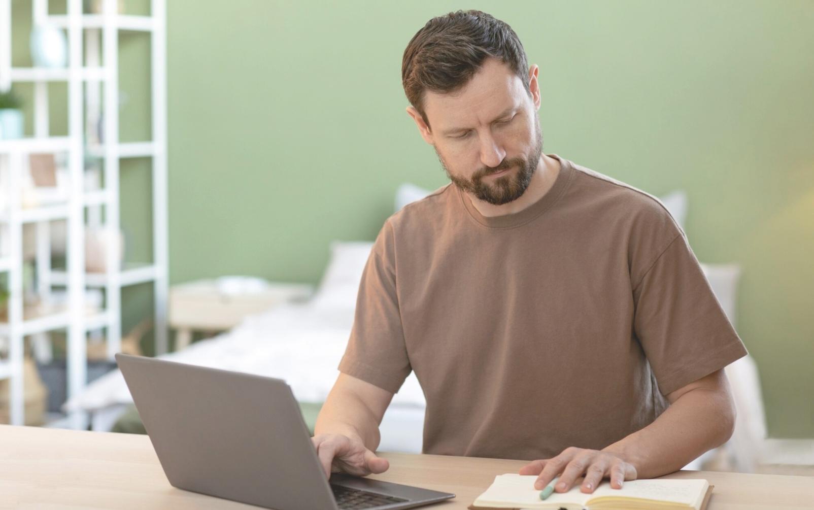 Studenti che lavorano su progetti di game design